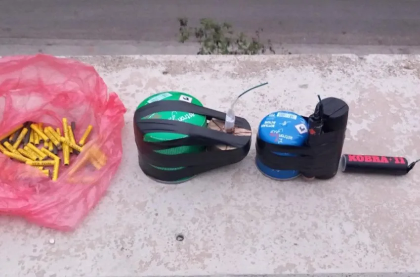  Πειραιάς: Επίθεση με κροτίδα σε λεωφορείο–Σύλληψη 14χρονου που είχε εκρηκτικά στο σακίδιό του