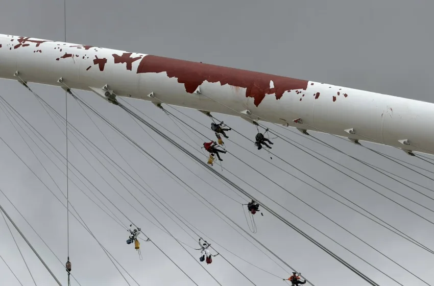  ΟΑΚΑ: Εντυπωσιακές εικόνες με τους εργάτες να αιωρούνται  στο στέγαστρο Καλατράβα