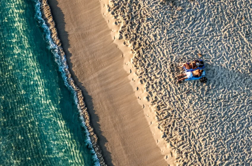  “Αυξάνονται και πληθύνονται” οι  απάτητες παραλίες– Το “Κίνημα της Πετσέτας”, ο νόμος και η ΚΥΑ του 2024