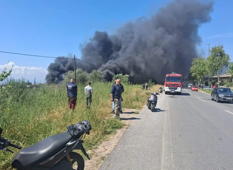  Μεγάλη φωτιά στην Καλαμάτα:  Λαμπάδιασε  επιχείρηση πλαστικών-Έκλεισε το ρεύμα εισόδου 