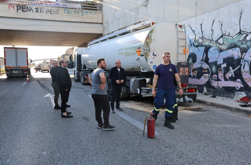  Καραμπόλα πέντε οχημάτων στη Δραπετσώνα- Διακοπή κυκλοφορίας λόγω διαρροής καυσίμου