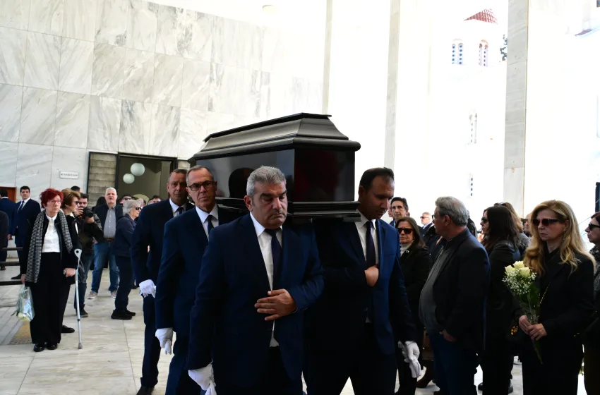  Θεανώ Φωτίου: Το τελευταίο αντίο στον  γιο της  Βασίλη Ρίζο που έφυγε στα 48 του χρόνια