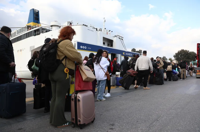  Έξοδος για το Πάσχα- “Βουλιάζει” ο Πειραιάς, γεμάτα φεύγουν λεωφορεία, στο “κόκκινο” ο Κηφισός