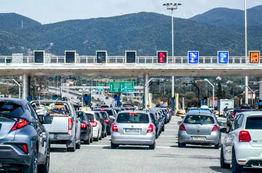  Επιστροφή των εκδρομέων: Ουρές χιλιομέτρων στην Κακιά Σκάλα–Αυξημένη κίνηση σε εθνικές οδούς, λιμάνια και διόδια
