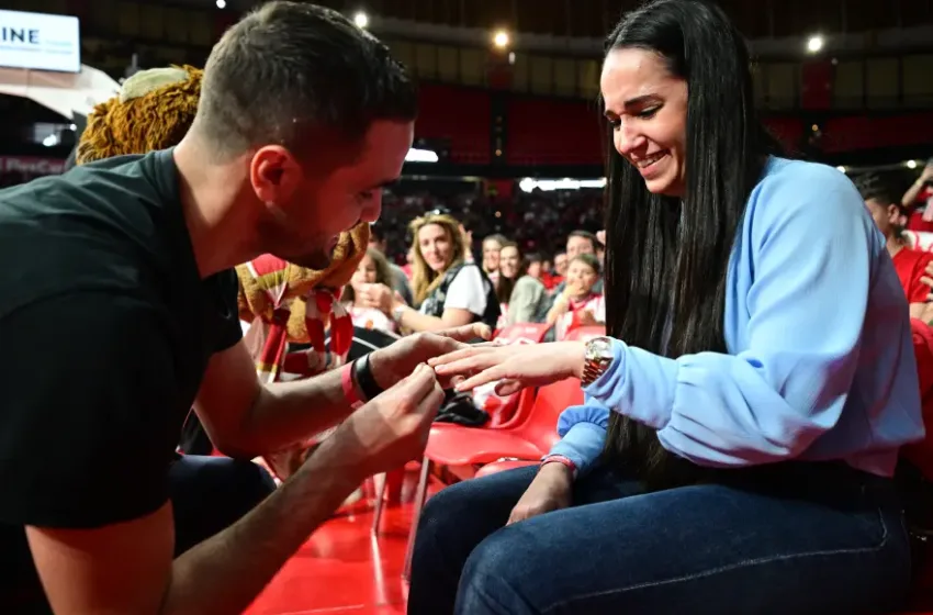  “Με παντρεύεσαι;”- Πρόταση γάμου στο ΣΕΦ από φίλο του Ολυμπιακού (vid)