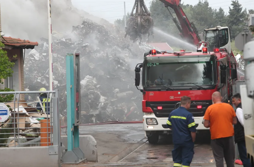  Θεσσαλονίκη: Υπό έλεγχο η φωτιά σε εταιρεία ανακύκλωσης στο Ωραιόκαστρο