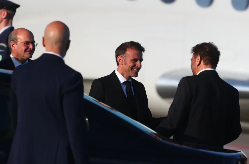 Έφτασε στην Αθήνα ο Μακρόν- Τον υποδέχτηκε ο Χατζηδάκης
