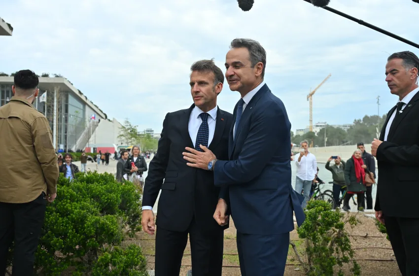  “Ελλάς, Γαλλία, Συμμαχία!” – Το μήνυμα στα ελληνικά και η ανάρτηση Μακρόν από την Αθήνα