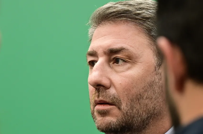  Απρόοπτο στην συνέντευξη τύπου Ανδρουλάκη- Λιποθύμησε κοπέλα, “πάγωσε” ο πρόεδρος