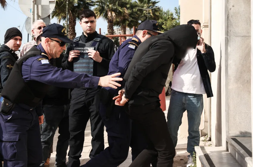  Άγιος Δημήτριος: Στο Ναυτοδικείο ο 20χρονος δράστης – Απολογείται για τη δολοφονία του 27χρονου