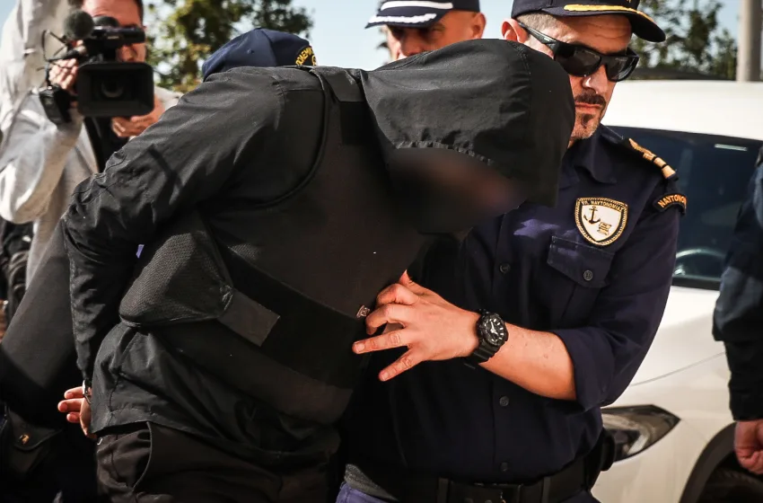  Άγιος Δημήτριος: Προφυλακίστηκε ο 20χρονος για τη δολοφονία του 27χρονου-“Έχασα την ψυχραιμία μου, θόλωσα”