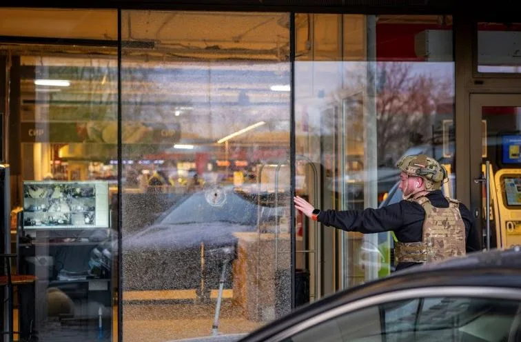  Κίεβο:”Τρομοκρατική ενέργεια η πολύνεκρη επίθεση” λένε οι αρχές–Ο ένοπλος άνοιξε πυρ στον δρόμο και πήρε ομήρους σε σουπερμάρκετ