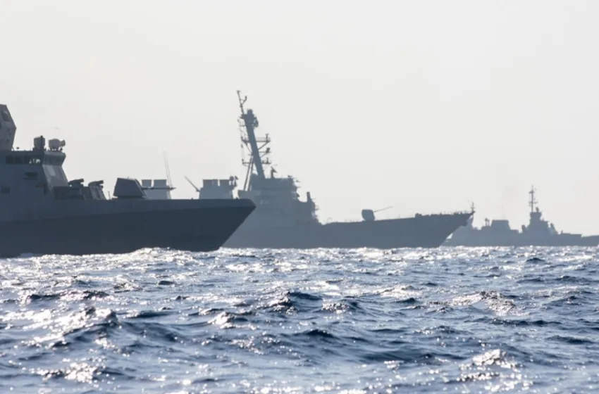  Δύο αμερικανικά αντιτορπιλικά διέσχισαν τα Στενά του Ορμούζ, ενώ ξεκινούσαν οι διαπραγματεύσεις στο Ισλαμαμπάντ