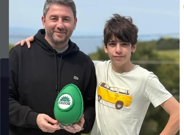  Eυχές Ανδρουλάκη με το γιο του και το αβγό του ΠΑΣΟΚ