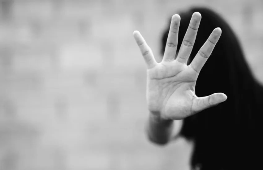  Σοκ στον Βόλο: Ανήλικη βγήκε στο μπαλκόνι και φώναζε βοήθεια – Κατήγγειλε τον πατέρα της ότι τη χτύπησε