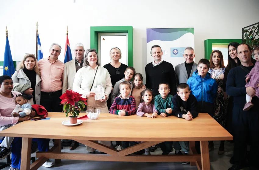  Δήμος Αθηναίων:Τρεις μονογονεϊκές οικογένειες θα λάβουν δωρεάν ηλεκτρικό ρεύμα για 22 χρόνια