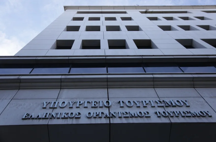  Σοκ στο Υπ. Τουρισμού- Νεκρή γυναίκα που έπεσε από τον δεύτερο όροφο