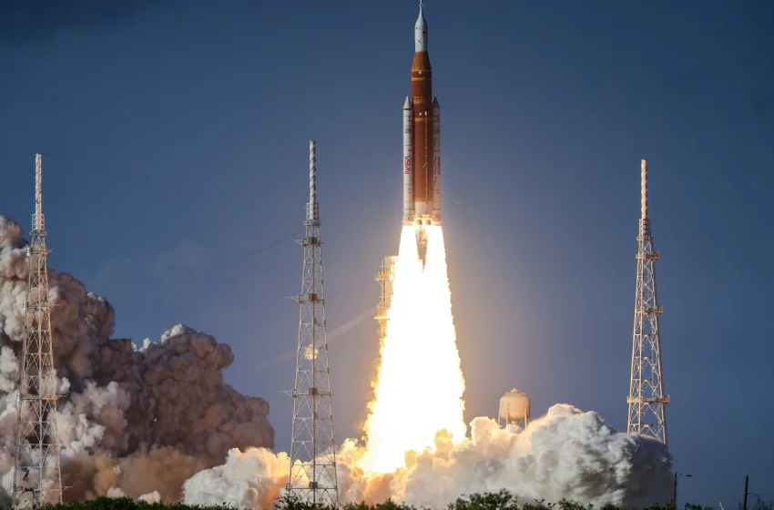  Artemis II: Απογειώθηκε ο πύραυλος της NASA για δεκαήμερη αποστολή γύρω από τη Σελήνη