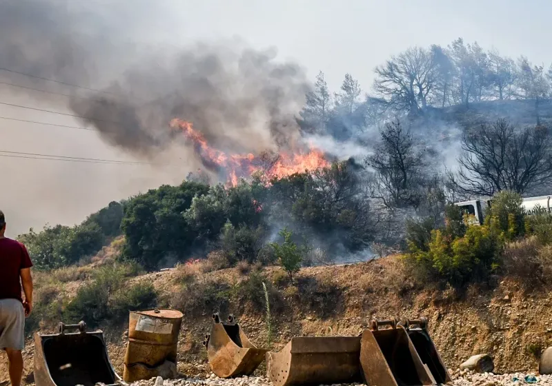  Φωτιά στην Άμπελο Αχαΐας- 112 για εκκένωση στην Άνω Ποροβίτσα “Απομακρυνθείτε προς Ακράτα”
