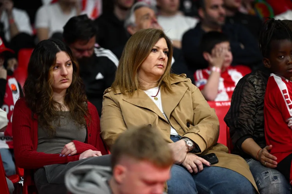 Μπαρτζώκας: Σπάνια εμφάνιση της συζύγου του στο ΣΕΦ 4 bartzokas2