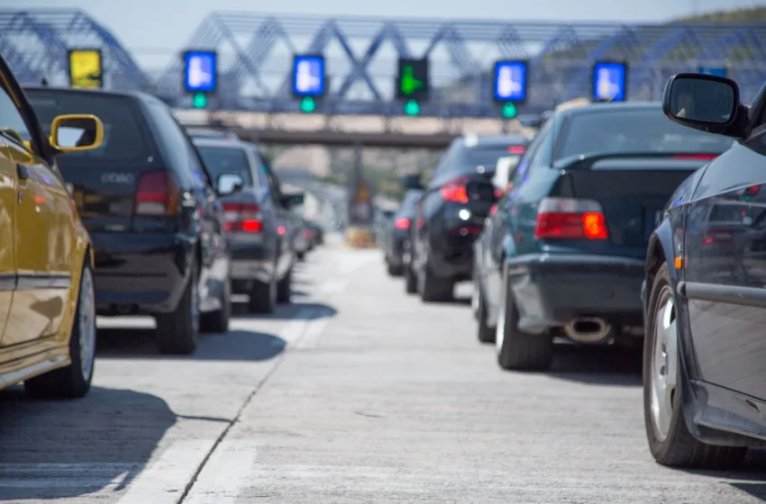  “Γολγοθάς” η έξοδος για το Πάσχα: Ουρές χιλιομέτρων στα διόδια Ελευσίνας