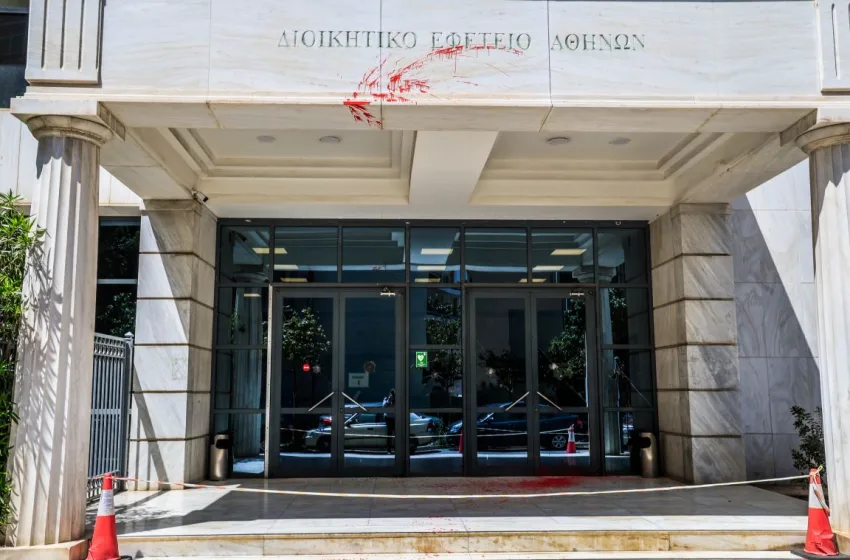  Επίθεση στο Διοικητικό Εφετείο Αθηνών με βαριοπούλες και μπογιές