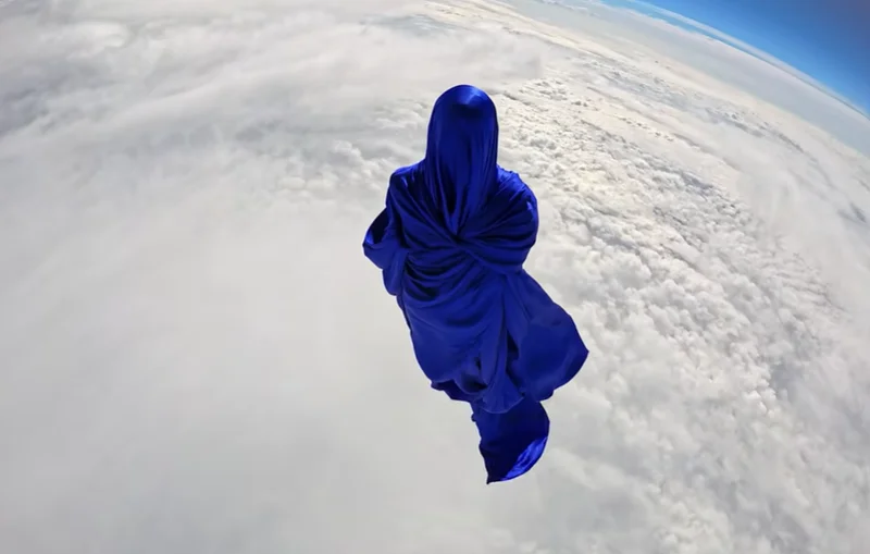  Μοναδικές εικόνες από ανθρώπινο γλυπτό που αιωρήθηκε στο διάστημα  (vid)