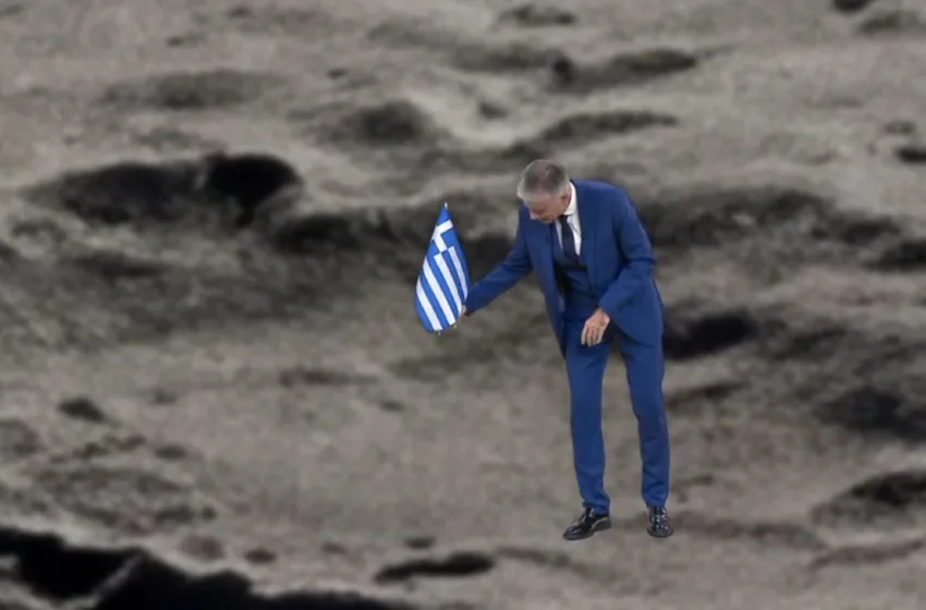  Ο Ευαγγελάτος όχι μόνο πάτησε… Σελήνη αλλά κάρφωσε και την ελληνική σημαία (vid)