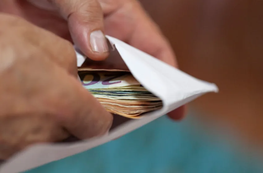  Θεσσαλονίκη: Ο “κοριός” της ΕΛ.ΑΣ. ξεσκέπασε τον εφοριακό με τα “φακελάκια”