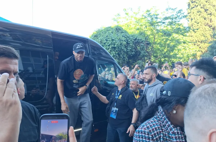  Χαμός στο Αλεξάνδρειο: Γιάννης και Θανάσης Αντετοκούνμπο αποθεώθηκαν στο Άρης-Πανιώνιος (vid)