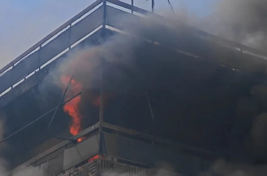  Ίλιον: Επεκτάθηκε σε διαμερίσματα η μεγάλη φωτιά που ξέσπασε σε κατάστημα ανταλλακτικών (vid)