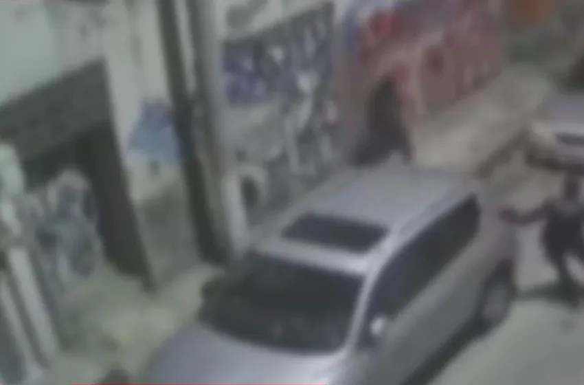  Άγιος Παντελεήμονας: Καρέ καρέ η στιγμή που ο Παλαιστίνιος σε αμόκ σπάει τα 30  αυτοκίνητα