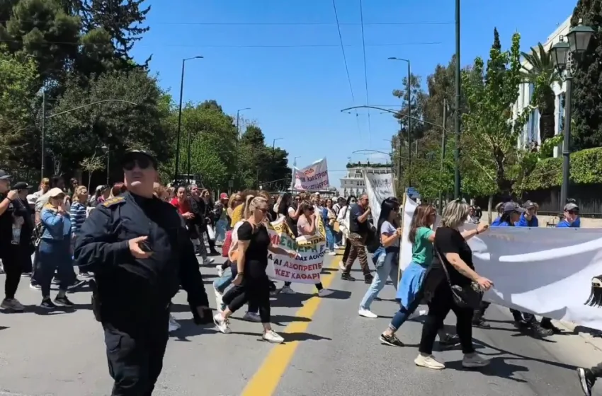  Σε απεργία οι σχολικές καθαρίστριες της Αττικής- Συγκέντρωση στη βουλή