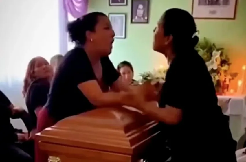  Viral το βίντεο με τις δύο γυναίκες που πιάστηκαν στα χέρια πάνω από φέρετρο – Έκλαιγαν για τον ίδιο άντρα
