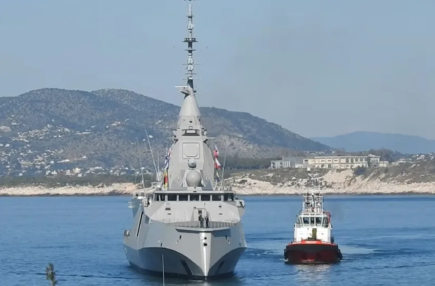  Στον Πειραιά η φρεγάτα “Κίμων”: Βίντεο από την εντυπωσιακή υποδοχή