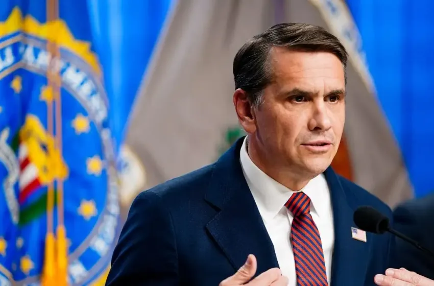  Παραδόθηκε στις αρχές ο πρώην διευθυντής του FBI Τζέιμς Κόμεϊ