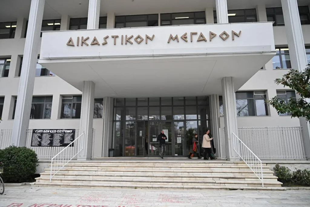 larisa dikastirio2