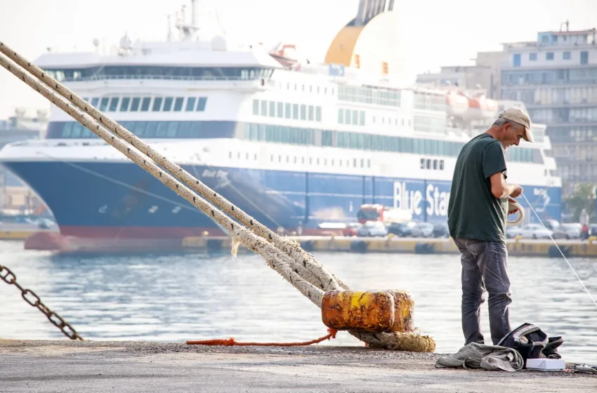  Πρωτομαγιά: Δεμένα τα πλοία στα λιμάνια λόγω της 24ωρης απεργίας-Ακινητοποιημένα Μετρό, τραμ, τρένα, προαστιακός