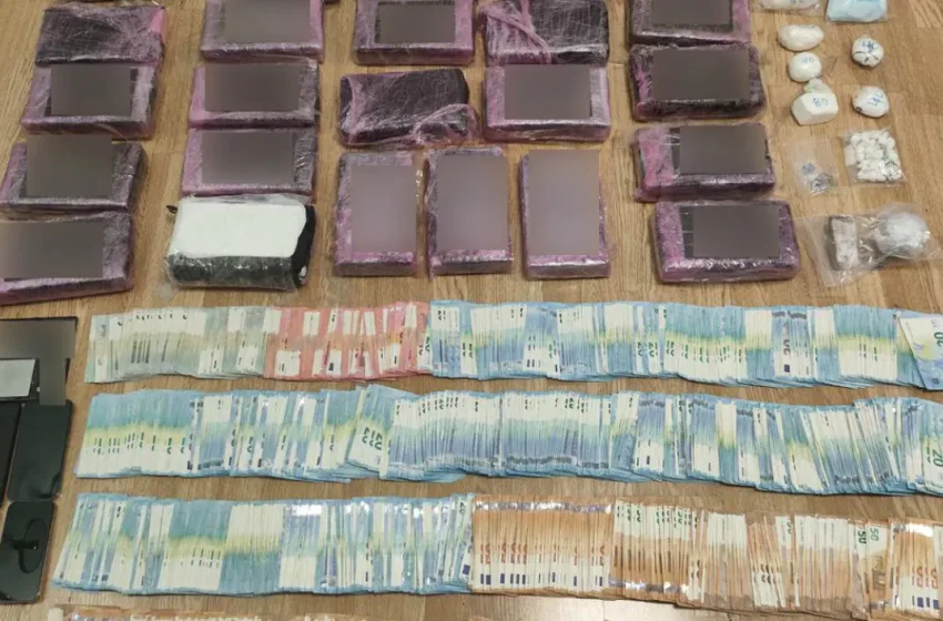  Επιχείρηση της ΕΛΑΣ στον Πειραιά: Τρεις συλλήψεις για διακίνηση 27 κιλών κοκαΐνης