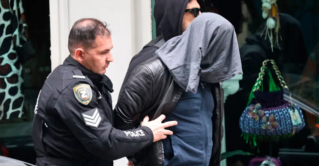 nekri gynaika polykatoikia