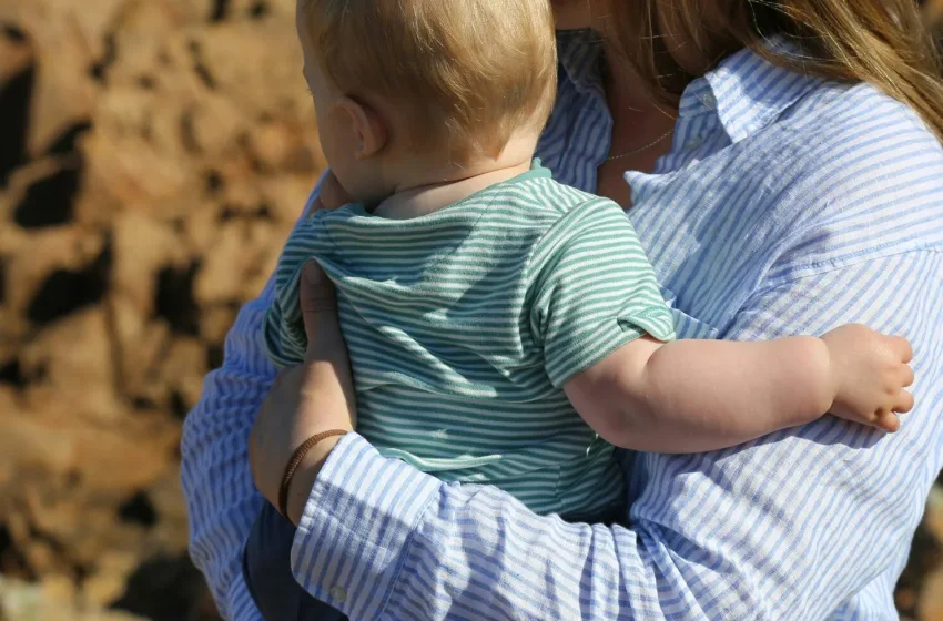  Άνοιξε η πλατφόρμα “Νταντάδες της Γειτονιάς”- Ποιοι δικαιούνται 500 ευρώ