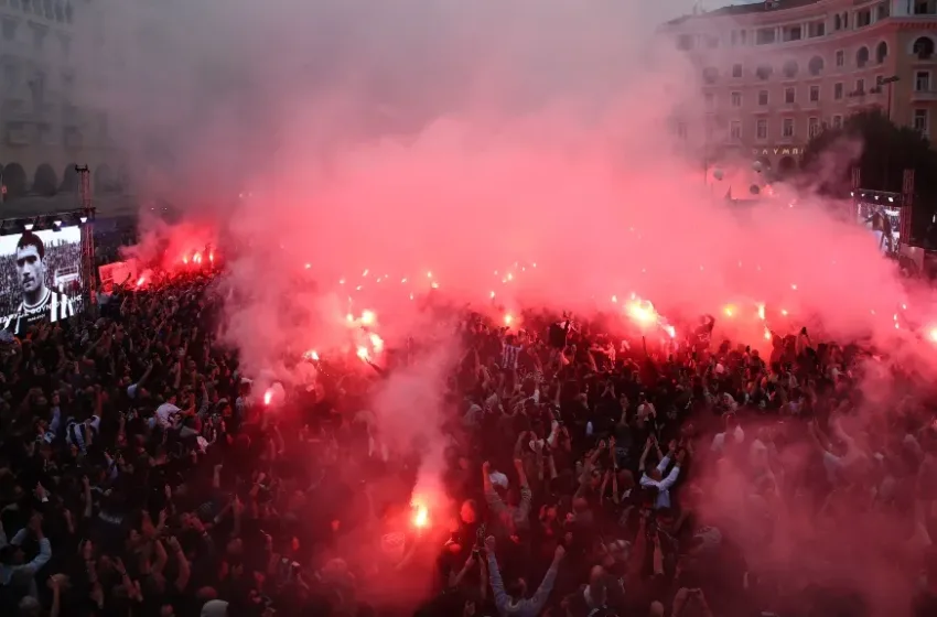  Θεσσαλονίκη: Χιλιάδες κόσμου στην Αριστοτέλους για τα 100 χρόνια ΠΑΟΚ (vid)