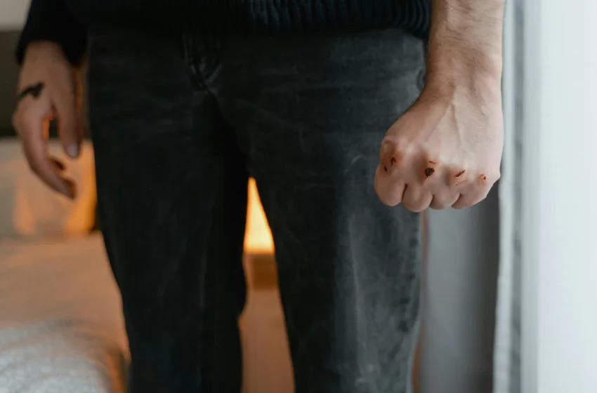  Χτύπησε με σκεπάρνι τον αδελφό του, γρονθοκόπησε το παιδί του-Ενδοοικογενειακή βία στα όρια ανθρωποκτονίας