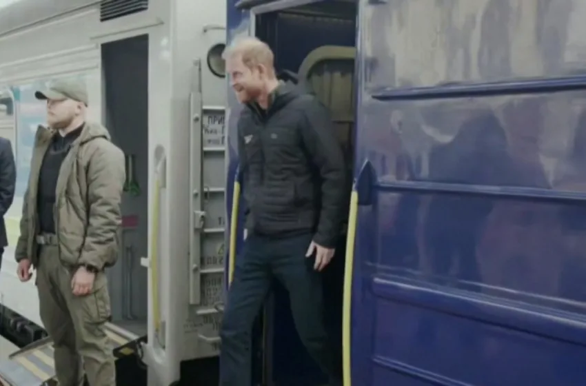  Αιφνιδιαστική επίσκεψη του πρίγκιπα Χάρι στο Κίεβο: “Είναι ωραία να επιστρέφεις” (vid)