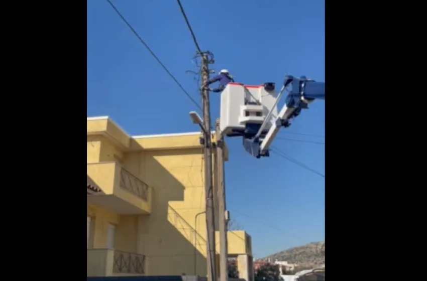  Άνω Λιόσια: Καρέ καρέ η έφοδος της ΕΛΑΣ σε οικισμούς Ρομά- 19 συλλήψεις για ρευματοκλοπές