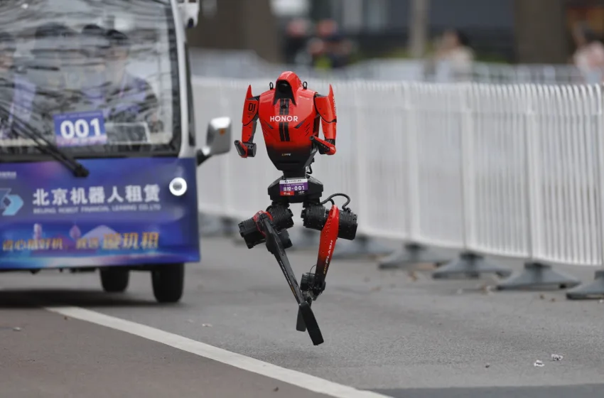 Κίνα: Ρομπότ έτρεξε σε ημιμαραθώνιο και έσπασε το παγκόσμιο ρεκόρ (vid)
