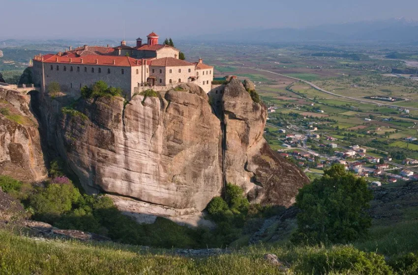  Τραγωδία στα Μετέωρα: Γυναίκα έπεσε από το βράχο της μονής του Αγίου Στεφάνου