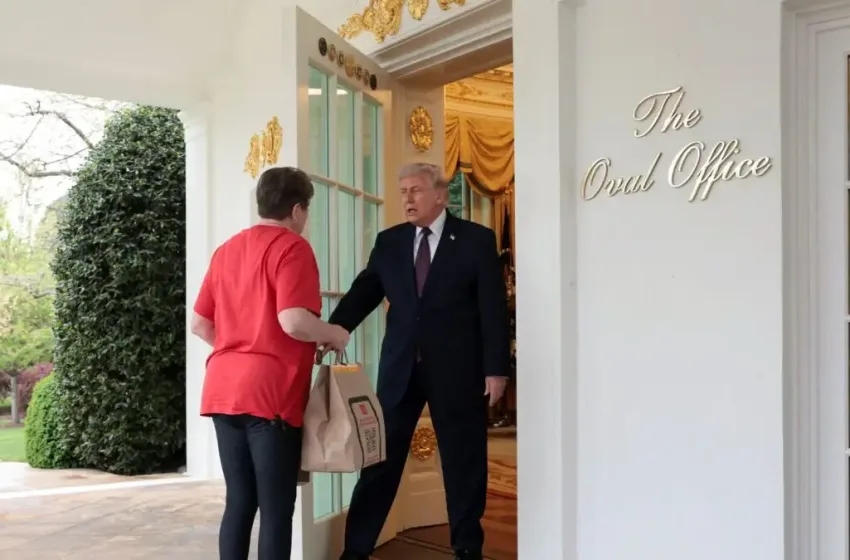  Τραμπ για το viral ντελίβερι στον Λευκό Οίκο: “Λίγο κιτς, αλλά έτσι κερδίζεις εκλογές”