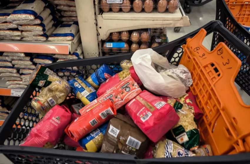  Έρευνα ΙΕΛΚΑ/ Περιορίζουν τις αγορές οι καταναλωτές λόγω ακρίβειας- Ρεύμα, καύσιμα, τρόφιμα “ροκανίζουν” το εισόδημα