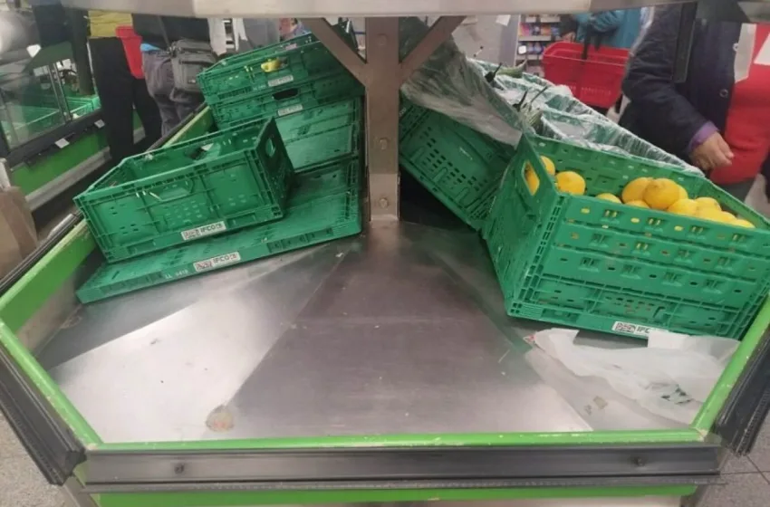  Μυτιλήνη: Άδεια ράφια στα σούπερ μάρκετ λόγω αποκλεισμού του λιμανιού- Κλιμακώνουν οι κτηνοτρόφοι (εικόνες)